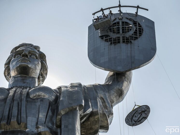 З монумента "Батьківщина-мати" у Києві демонтували радянський герб. Він провисів понад 40 років. Відео