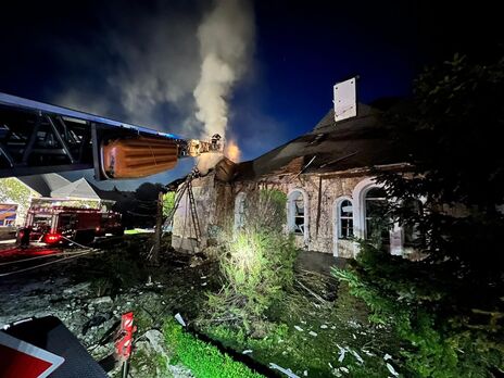 Ночная атака РФ. В Бучанском районе Киевской области обломки дронов упали на частный дом, возник пожар. Фото