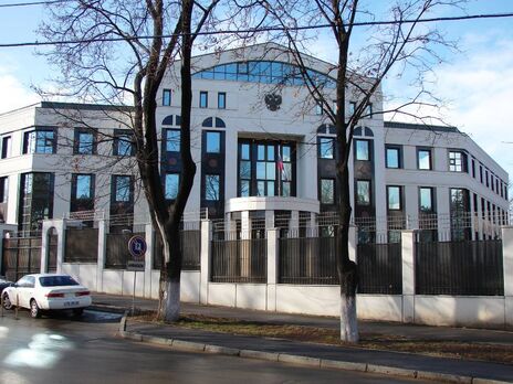 Водитель Mercedes протаранил ворота посольства РФ в Молдове и скрылся с места ДТП
