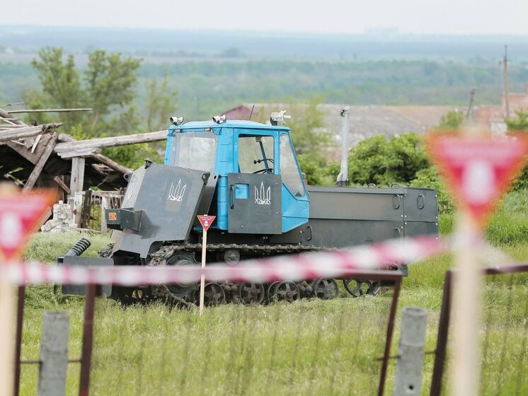В Украине прошла сертификацию роботизированная машина для разминирования. Она может обезвредить противотанковые и противопехотные мины, а также "растяжки"