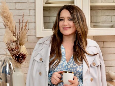 Могилевская в свой день рождения снялась в белом халате с букетом роз