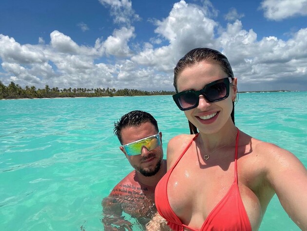 27-летняя жена Налчаджиоглу снялась в пижаме, показала летний образ и засветила их с экс-супругом Ани Лорак дом