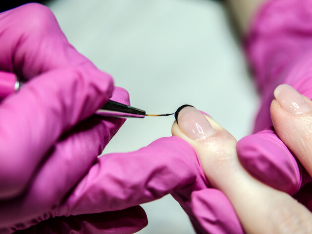 Манікюр з ефектом панчохи. Чорний френч від української майстрині