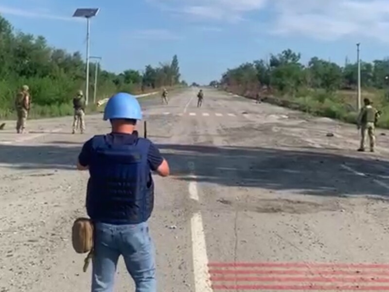 "Оказалась совершенно случайно". Тарнавский показал, как украинские саперы обезвредили две российские противопехотные мины на пути следования миссии МАГАТЭ на ЗАЭС