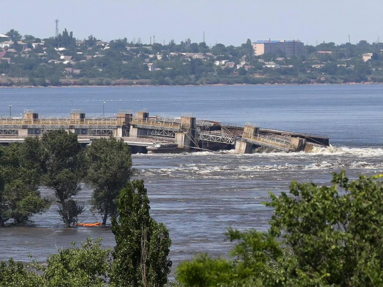 Каховское водохранилище и разрушенную ГЭС показали с воздуха. Видео