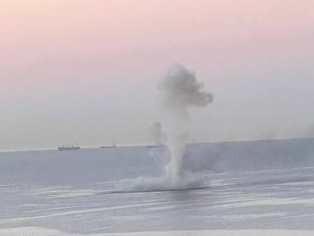 У Новоросійську пролунали вибухи, окупанти заявили про атаку морськими дронами. Імовірно, пошкоджено великий десантний корабель