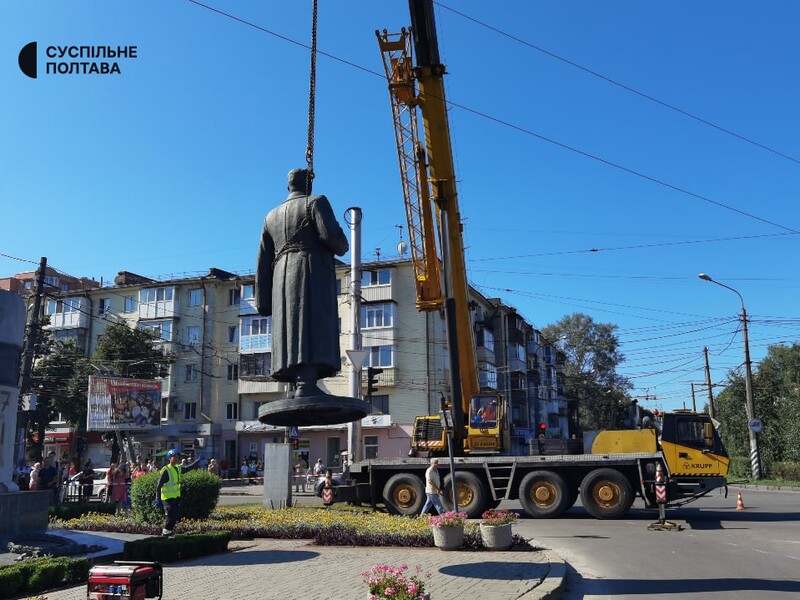 В Полтаве сняли памятник советскому генералу. Фото, видео