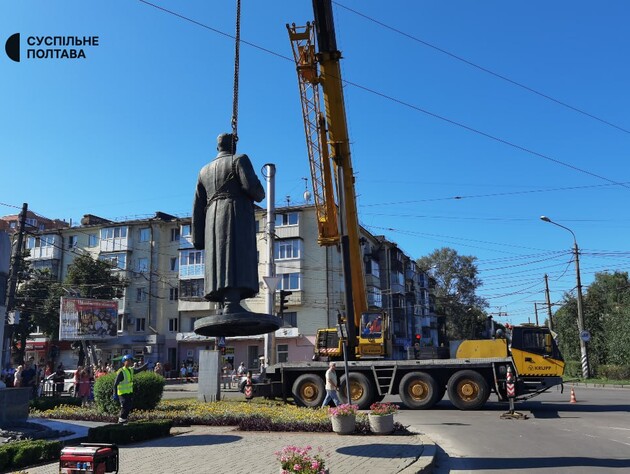 В Полтаве сняли памятник советскому генералу. Фото, видео