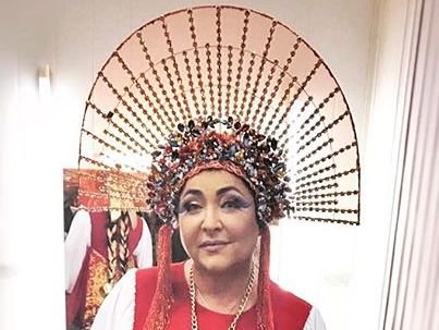 Лолита надела кокошник и ультракороткое платье