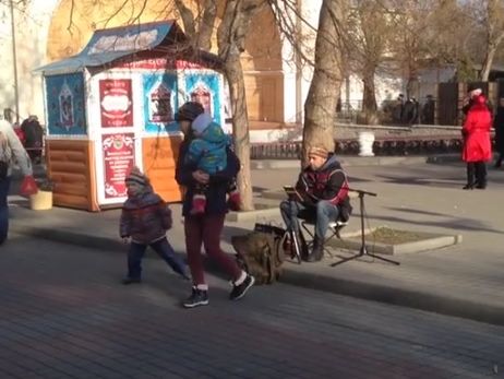 В оккупированном Севастополе уличный музыкант спел песню на украинском языке. Видео
