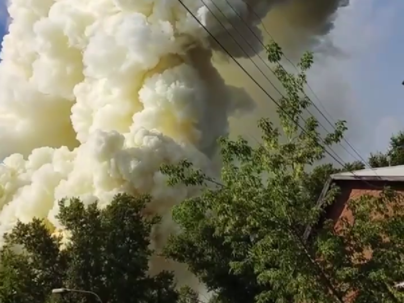 "Огромный столб дыма". Под Москвой произошел взрыв на заводе по производству аккумуляторов. Видео