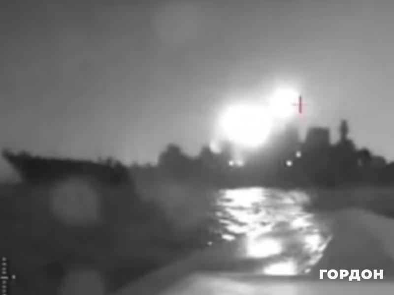 Появилось фото подбитого БДК "Оленегорский горняк" в порту Новороссийска. Из него вытекает темная жидкость, корабль "подпирает" буксир