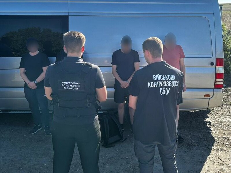 "Коперфільди" в багажнику". Прикордонники виявили у сховку мікроавтобуса чотирьох чоловіків призовного віку за 300 м від Молдови. Відео