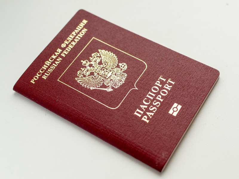 Тысячи российских граждан могут попросить покинуть Латвию. Они не сдали экзамен по латышскому языку или не получили временный ВНЖ