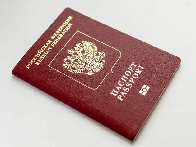 Тысячи российских граждан могут попросить покинуть Латвию. Они не сдали экзамен по латышскому языку или не получили временный ВНЖ