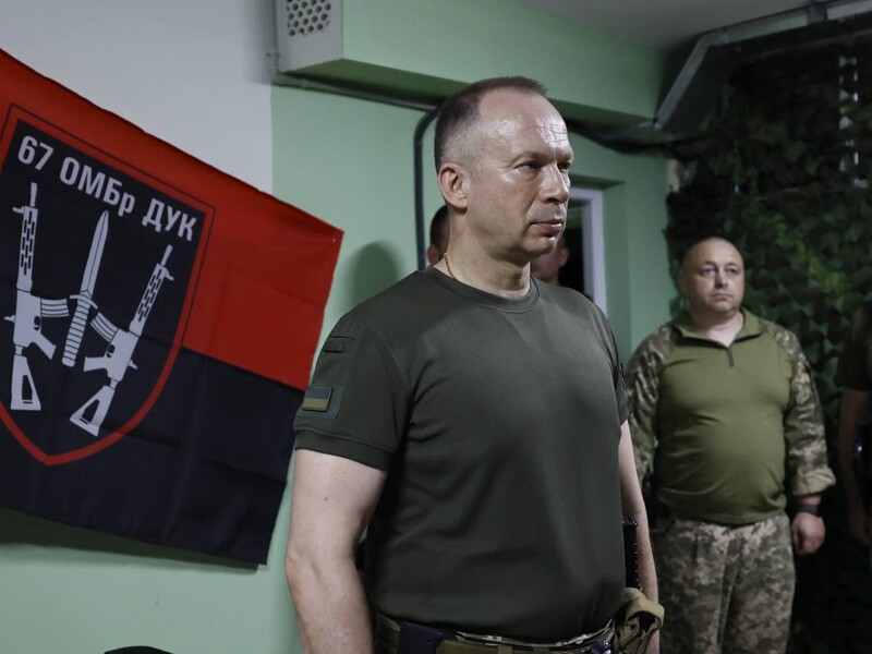 Сырский показал, как украинские гранатометчики поочередно обстреливают позиции оккупантов в Луганской области