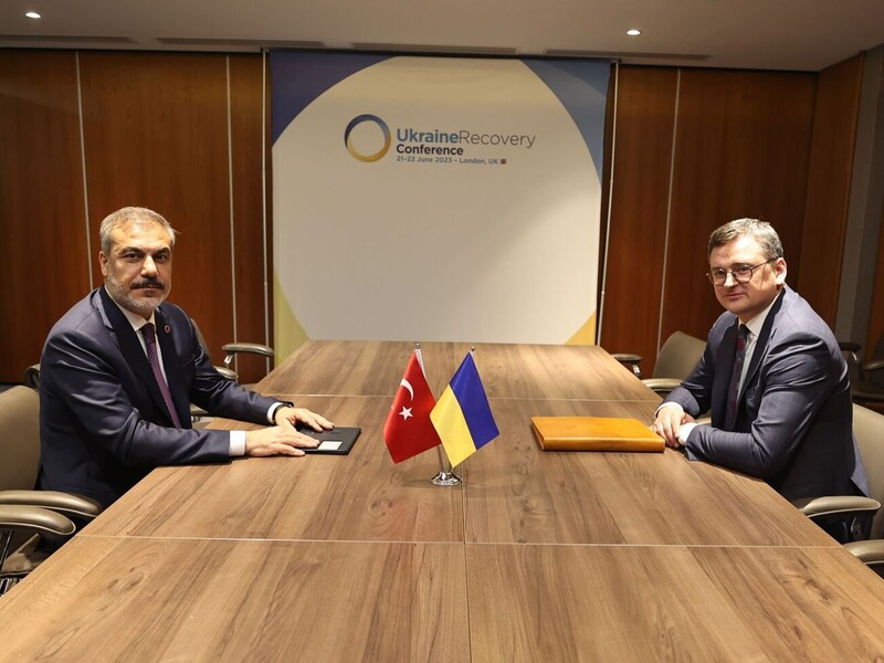 Кулеба обсудил "зерновое соглашение" с главой МИД Турции
