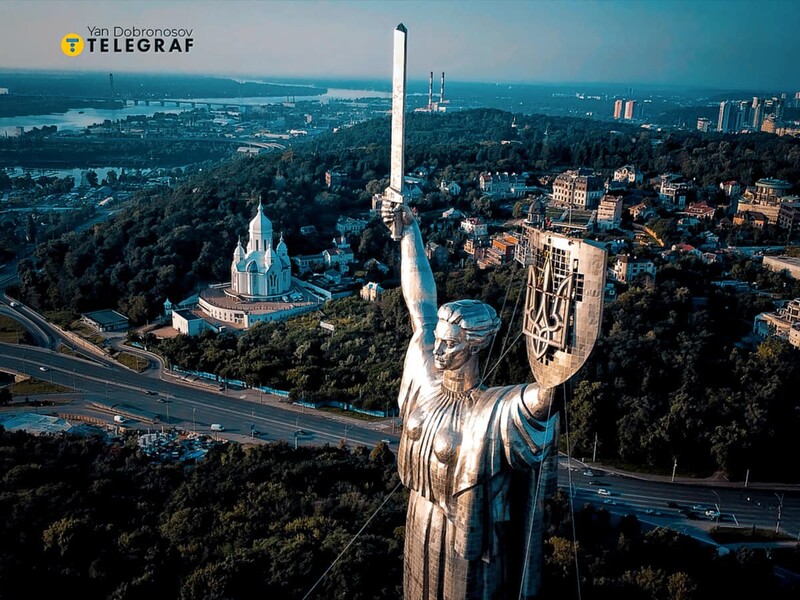 На монумент "Родина-мать" в Киеве установили трезубец. Фото