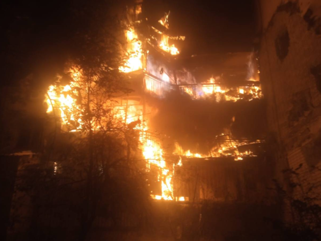 Росіяни всю ніч обстрілювали Херсон, загинула жінка, під час гасіння пожежі в дев'ятиповерхівці постраждало двоє рятувальників – ОВА