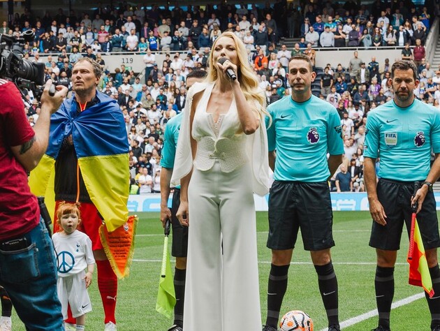 Полякова исполнила гимн Украины перед благотворительным матчем 