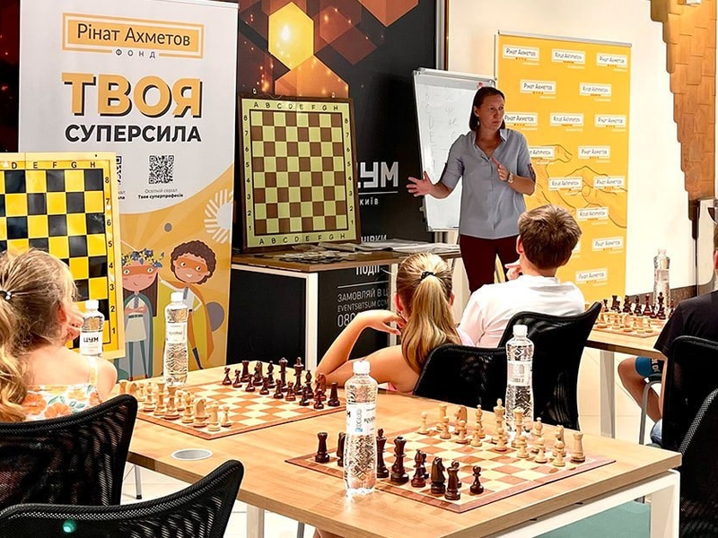 "ЦУМ Київ" і Фонд Ріната Ахметова провели благодійний шаховий майстер-клас для дітей