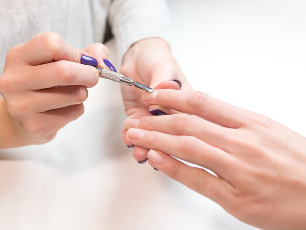 Смокинговые ногти – неожиданный тренд для минималистов. Как выглядит популярный дизайн в маникюре и в чем его особенность. Фото