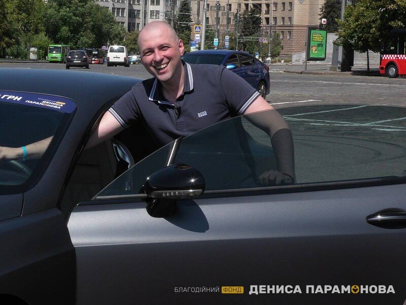 Меценат Денис Парамонов віддав Bentley переможцю благодійної акції