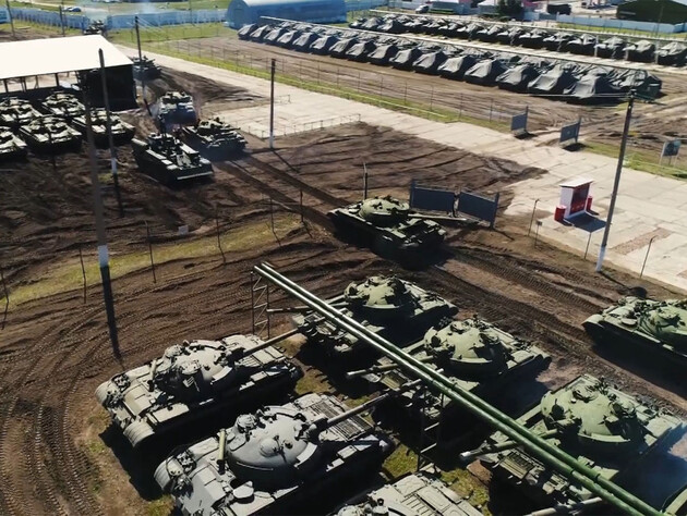 Росія за час війни в Україні майже наполовину спустошила найбільший склад радянської бронетехніки – The Moscow Times