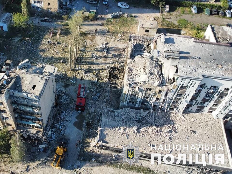 Российские оккупанты обстреляли Покровск. В городе повреждено 12 многоэтажных домов, погибло семь человек, более 80 пострадали. Фоторепортаж 