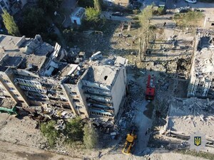 Російські окупанти обстріляли Покровськ. У місті пошкоджено 12 багатоповерхових будинків, загинуло семеро людей, понад 80 постраждали. Фоторепортаж