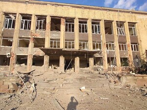 Російські окупанти скинули авіабомбу на Куп'янськ, пошкоджено будівлю міськради – Синєгубов