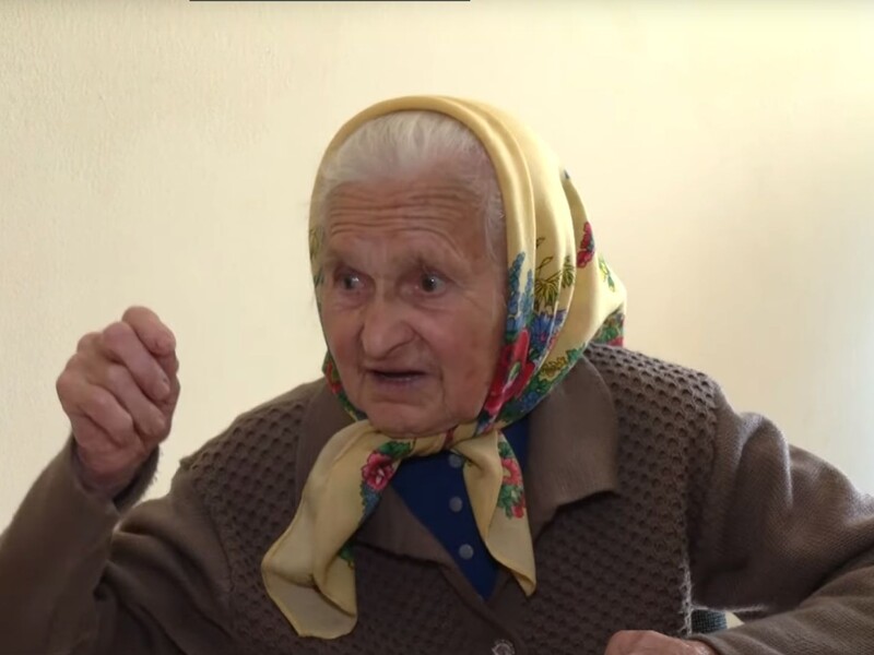 Украинка впервые получила загранпаспорт в 96 лет
