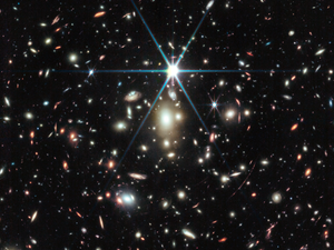 Телескоп James Webb сделал цветное фото самой далекой из известных звезд Вселенной