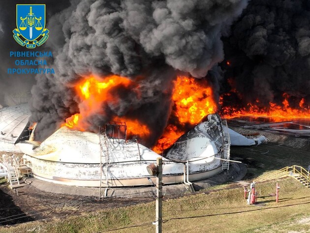 Офіс генпрокурора показав фото наслідків російського удару по нафтобазі в Рівненській області. Розпочато розслідування