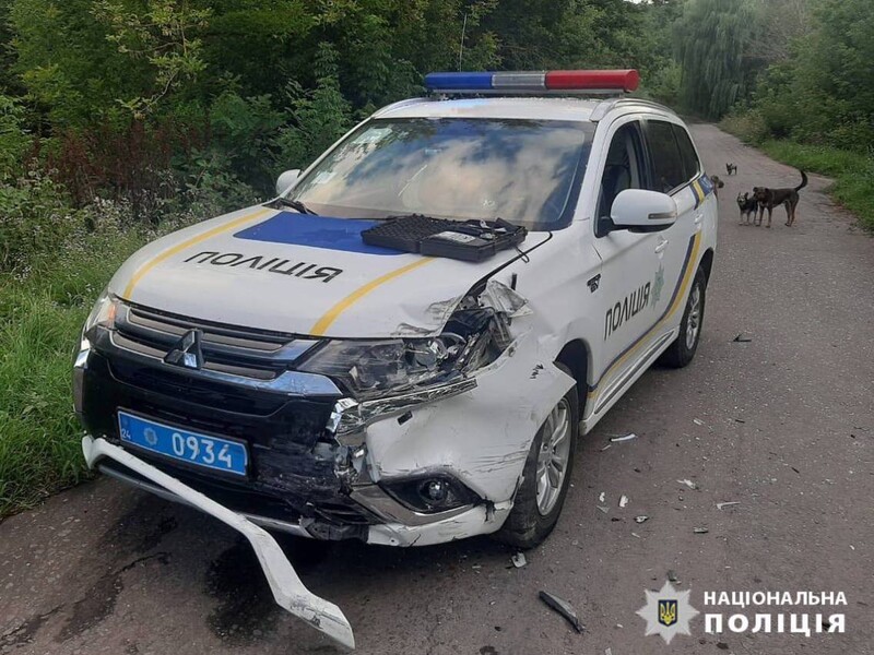 "Це фіаско". У Черкаській області п'яний водій врізався в автомобіль поліції під час затримання патрульними іншого нетверезого порушника. Фото, відео