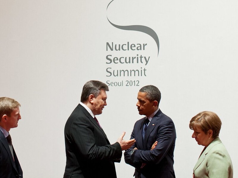 Ехануров: Чтобы пожать руку Обаме, Янукович сдал активированный уран