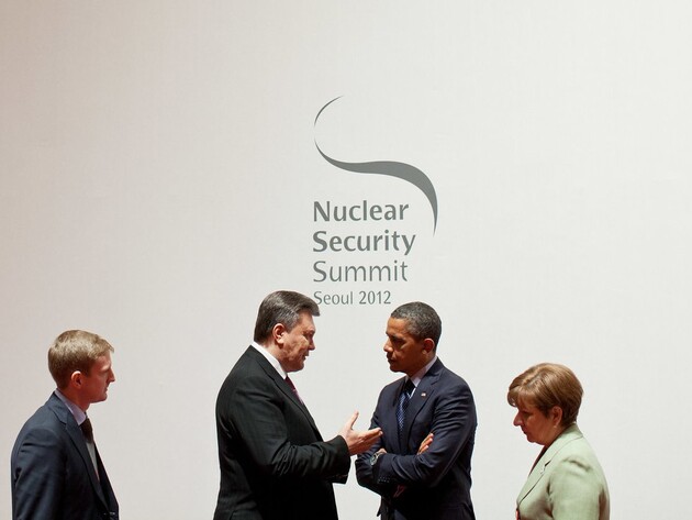 Ехануров: Чтобы пожать руку Обаме, Янукович сдал активированный уран