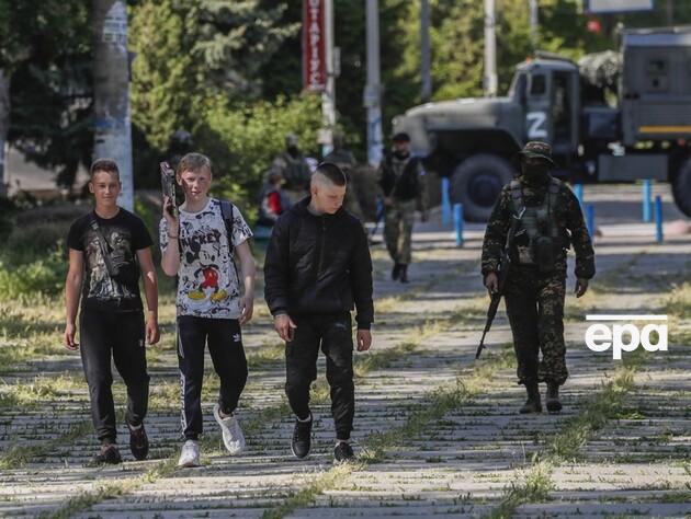 Оккупанты отправляют украинских подростков в военные лагеря для 