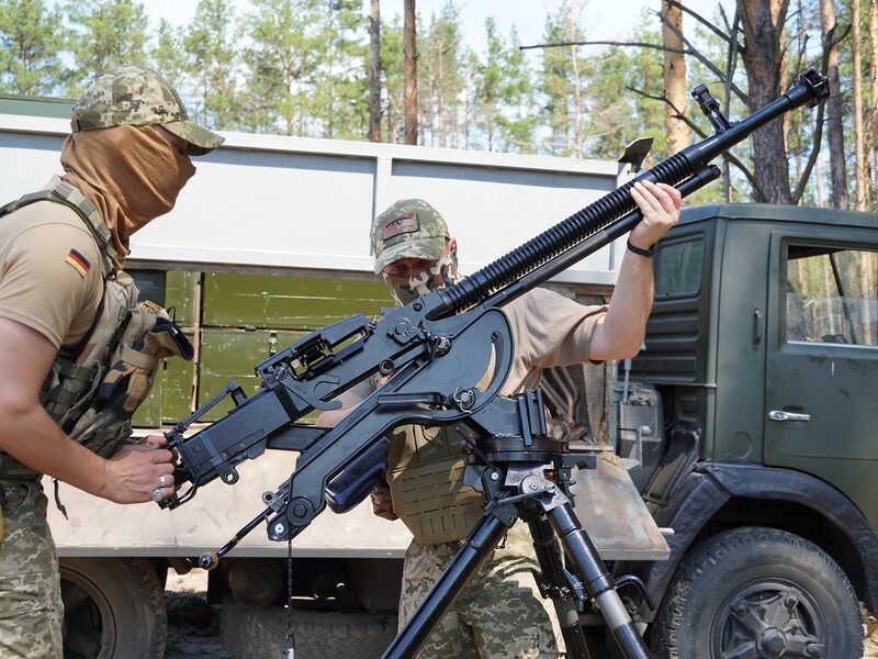 ОККО й "Повернись живим" передали ТрО 200 великокаліберних кулеметів