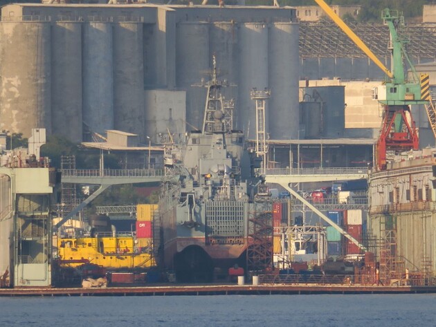 З'явилися знімки пробоїни, яку дістав унаслідок атаки дрона російський корабель 