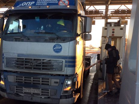 Дальнобойщики таранили шлагбаумы на платной трассе в Петербурге