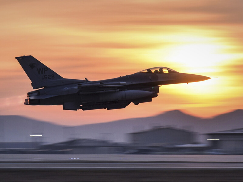 Перша група українських пілотів завершить навчання на F-16 улітку 2024 року – The Washington Post