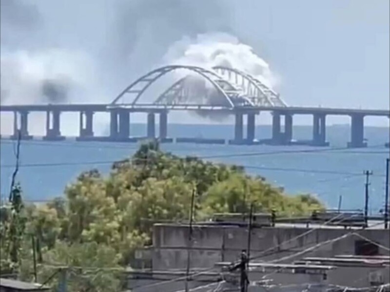 "Полетела добавка". СМИ сообщают о второй за день атаке на Крымский мост