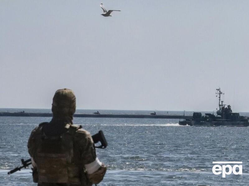 Окупанти заявили, що відкрили вогонь і підняли вертоліт, щоб зупинити й оглянути іноземний суховантаж у Чорному морі
