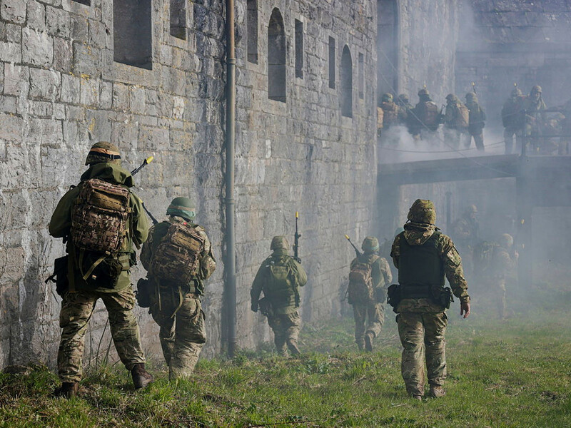 Почти тысяча украинских морских пехотинцев возвращаются из Британии с десантных учений