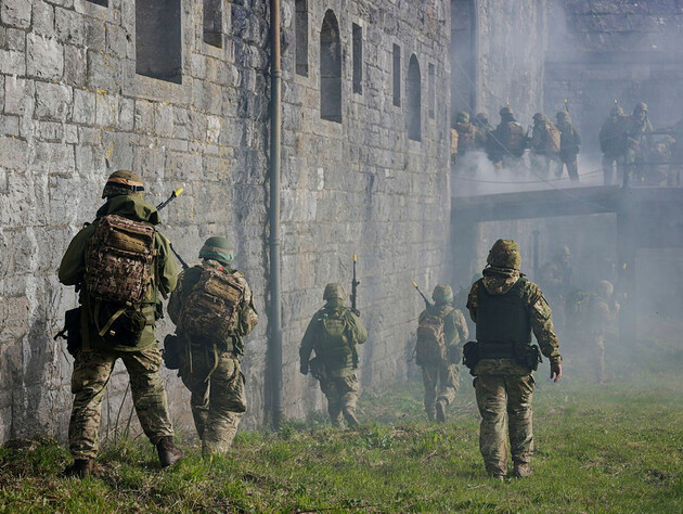 Почти тысяча украинских морских пехотинцев возвращаются из Британии с десантных учений