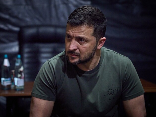 Зеленский: Кто не бьется на передовой, должен помогать биться. И не в барах или клубах, а конкретной помощью воинам