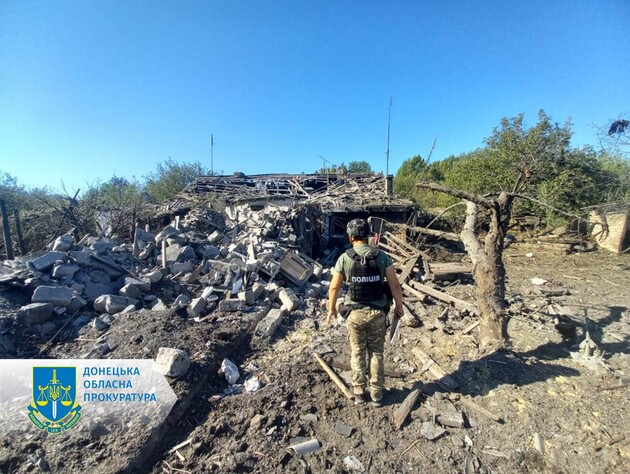 В Донецкой области россияне били из артиллерии и сбросили авиабомбу. Двое человек погибли, пятеро ранены