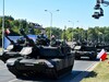 В Польше прошел самый крупный за 30 лет военный парад, в нем участвовали танки Abrams и Leopard. Фоторепортаж