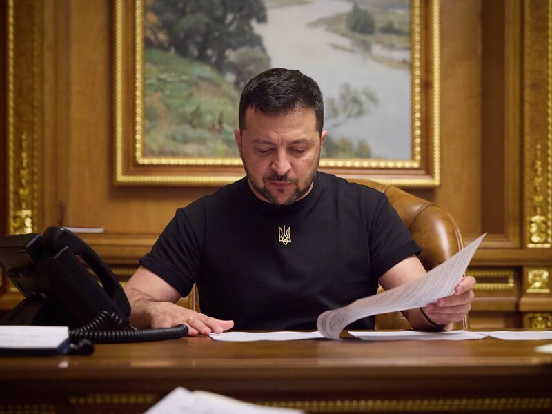 Зеленский подписал законы о продлении срока военного положения и мобилизации в Украине еще на три месяца